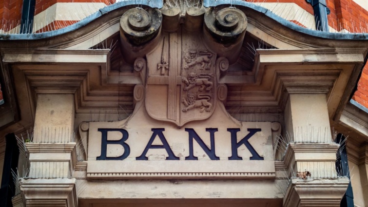 Bank épületének bejárata fölött található bank felirat