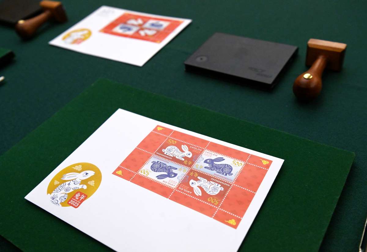 A Magyar Posta által kibocsátott, a kínai újévhez kapcsolódó bélyegkisív a bemutatón a Bélyegmúzeumban 2023. január 16-án.