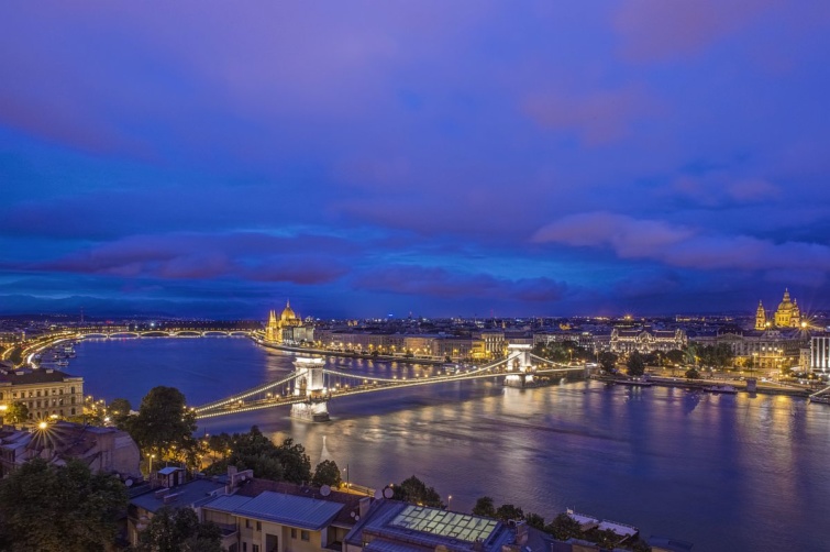 Budapest éjszakai látképen a Dunával, a Lánchíddal.