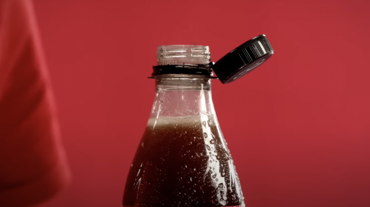 Coca-Cola palackhoz rögzített kupakja