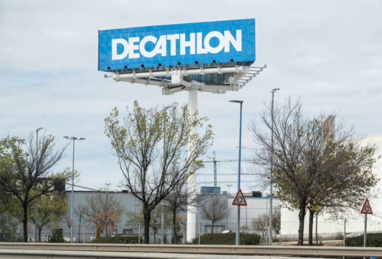 Egy hatalmas Decathlon transzparens