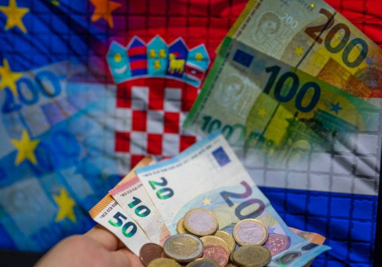 EU-zászló eurójegyekkel és érmékkel