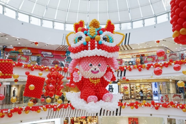 Óriás nyúllal feldíszített bevásárlóközpont Kínában