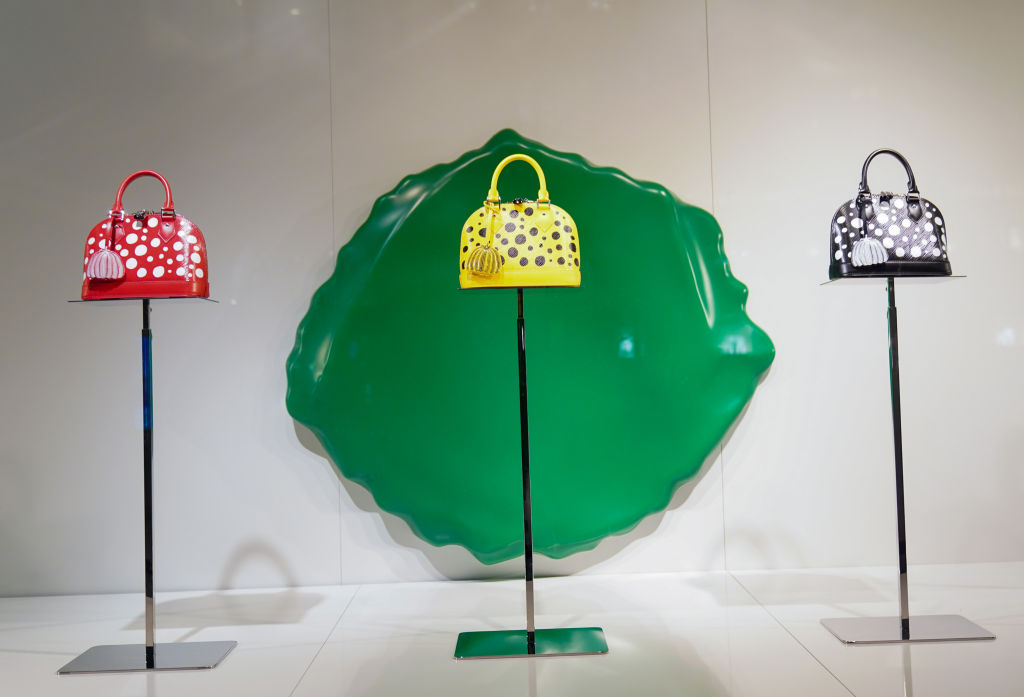 A Louis Vuitton New York-i kirakata három pöttyös táskával
