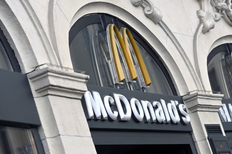 A McDonald's gyorsétterem logója egy épület homlokzatán