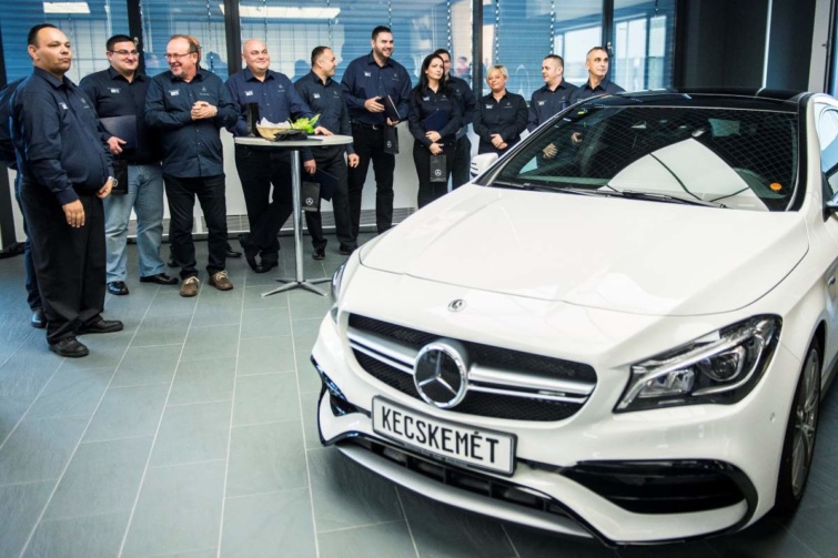  A frissen végzett művezetők egy csoportja a diplomaátadást követően a kecskeméti Mercedes-Benz-gyár központi épületében.