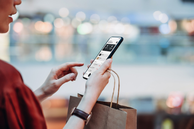 Online fizetés Startlap Vásárlás Online vásárlást fizet egy nő a mobiltelefonjáról