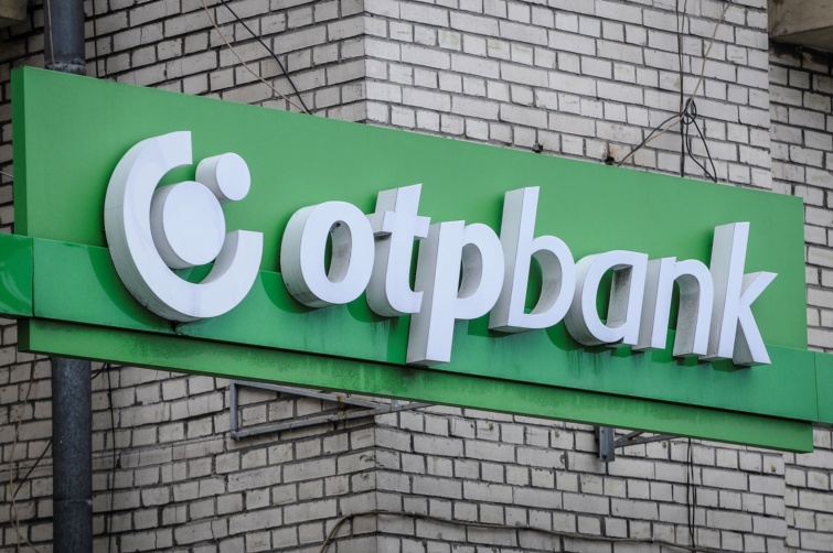 OTP Bank felirata az utcán