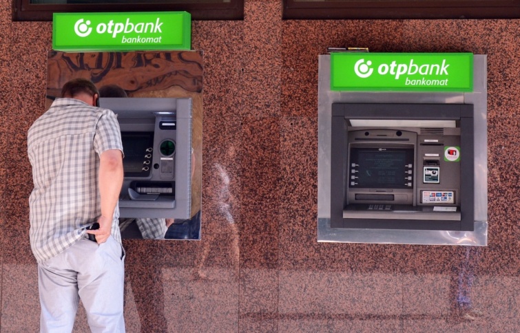 Pénzfelvétel OTP Bank automatából Startlap Vásárlás Férfi pénzt vesz ki az OPT bank egyik automatájából