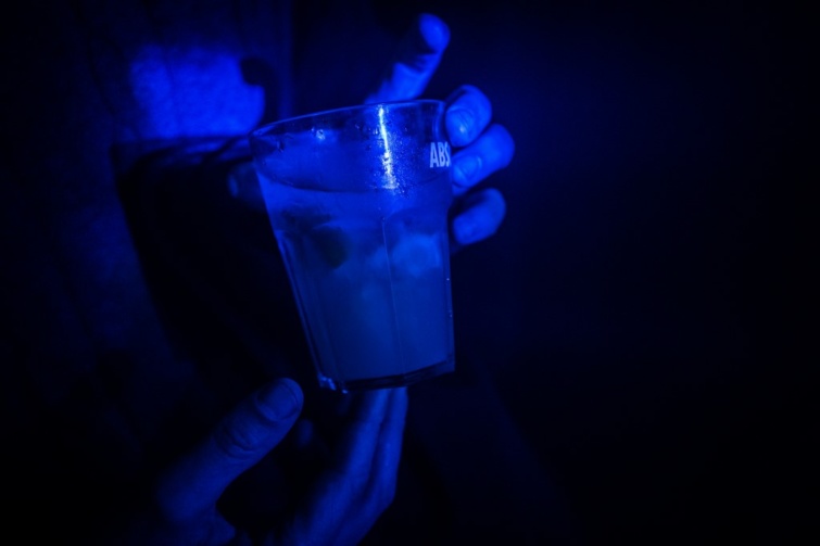 Egy pohár ital neonfényben egy bárban