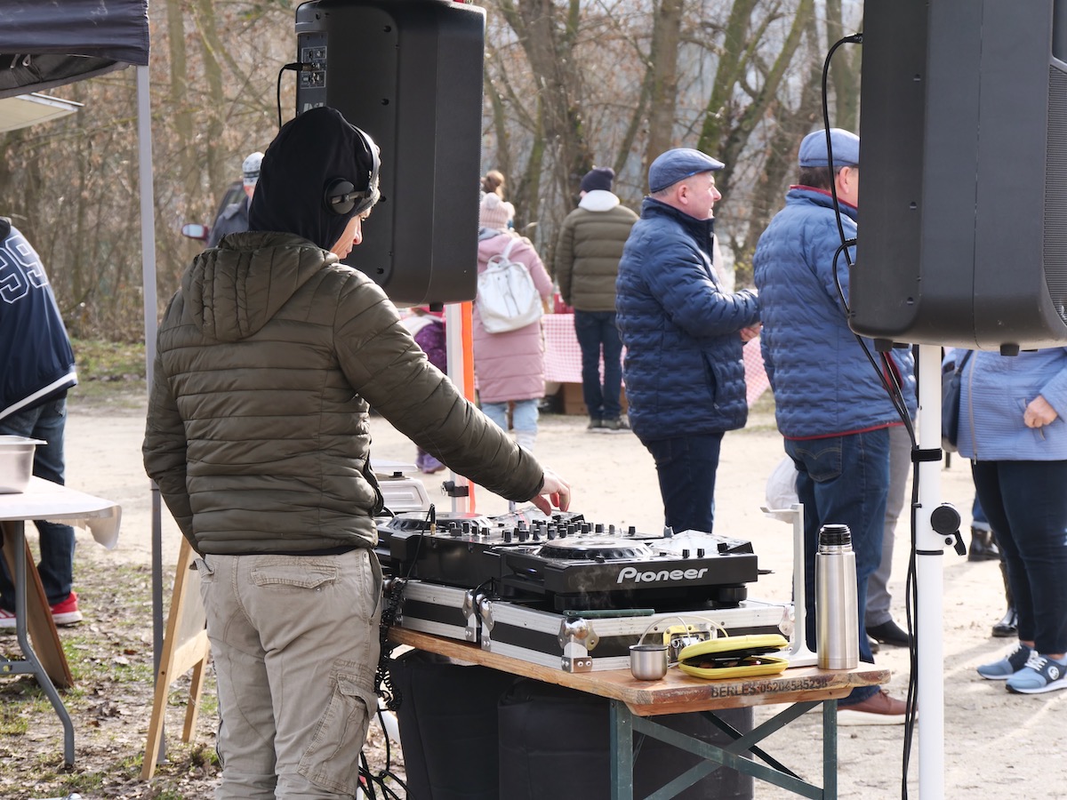 DJ a Platz termelői piacon