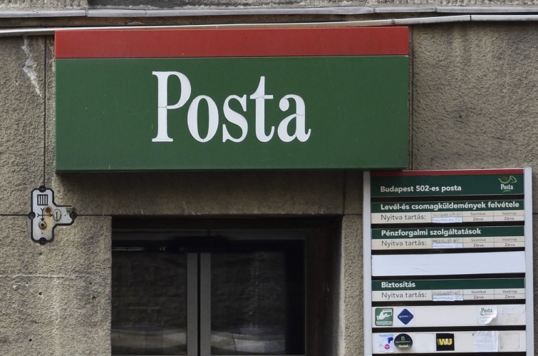 A Magyar Posta egyik hivatalának bejárata.