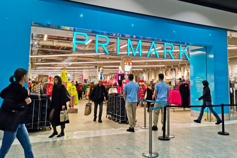 A Primark fast fashion üzletlánc egyik üzletének bejárata