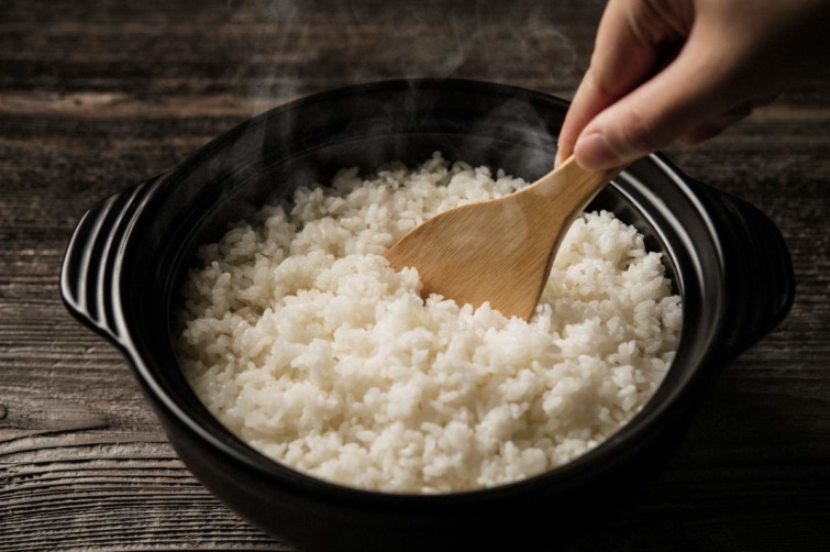 Készül a főtt rizs