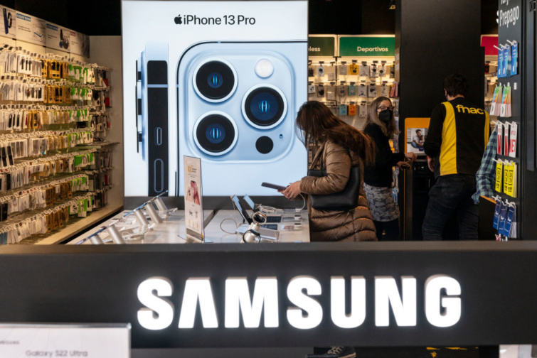 Samsung és Apple telefonok egy mobilüzlet kirakatában