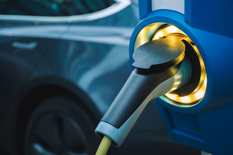 villanyautotoltes Startlap Vásárlás Töltés alatt egy villanyauto.