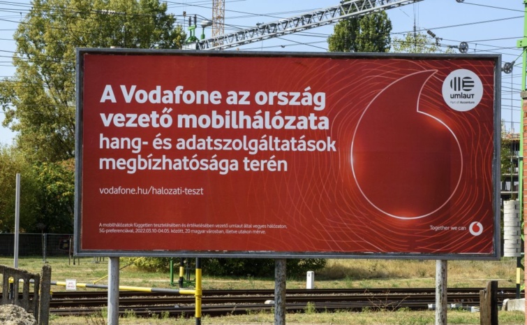 A Vodafone Magyarország Zrt. telekommunikáció cég szolgáltatását reklámozó óriásplakát.