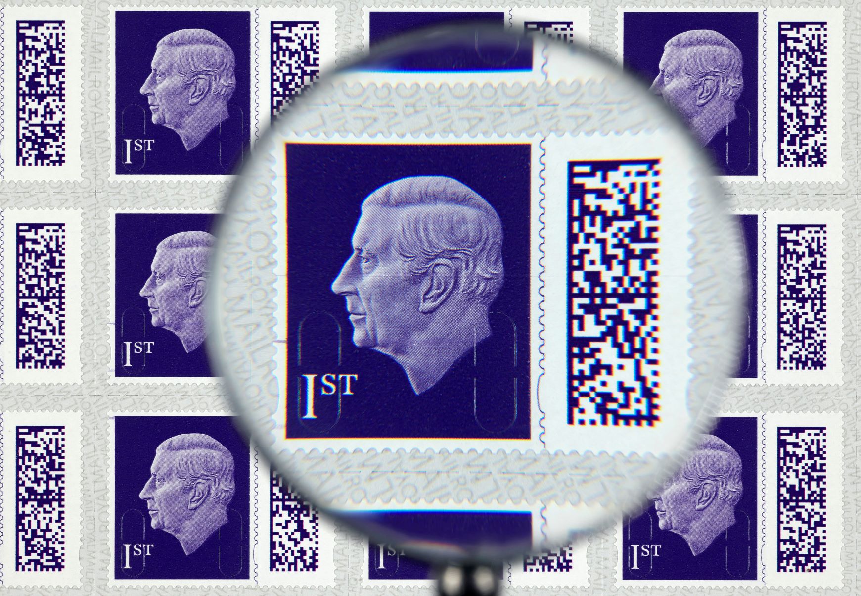 III. Károly koronaékszerek nélküli egyszerű portréja szerepel az új brit postai bélyegeken
