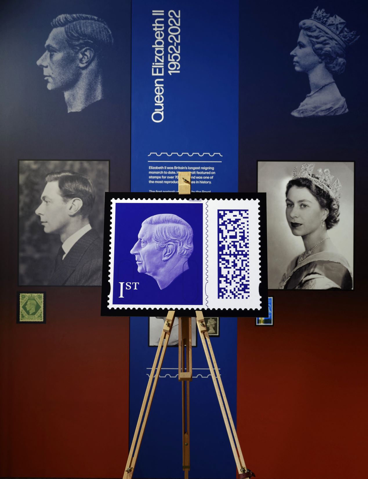 III. Károly koronaékszerek nélküli egyszerű portréja szerepel az új brit postai bélyegeken