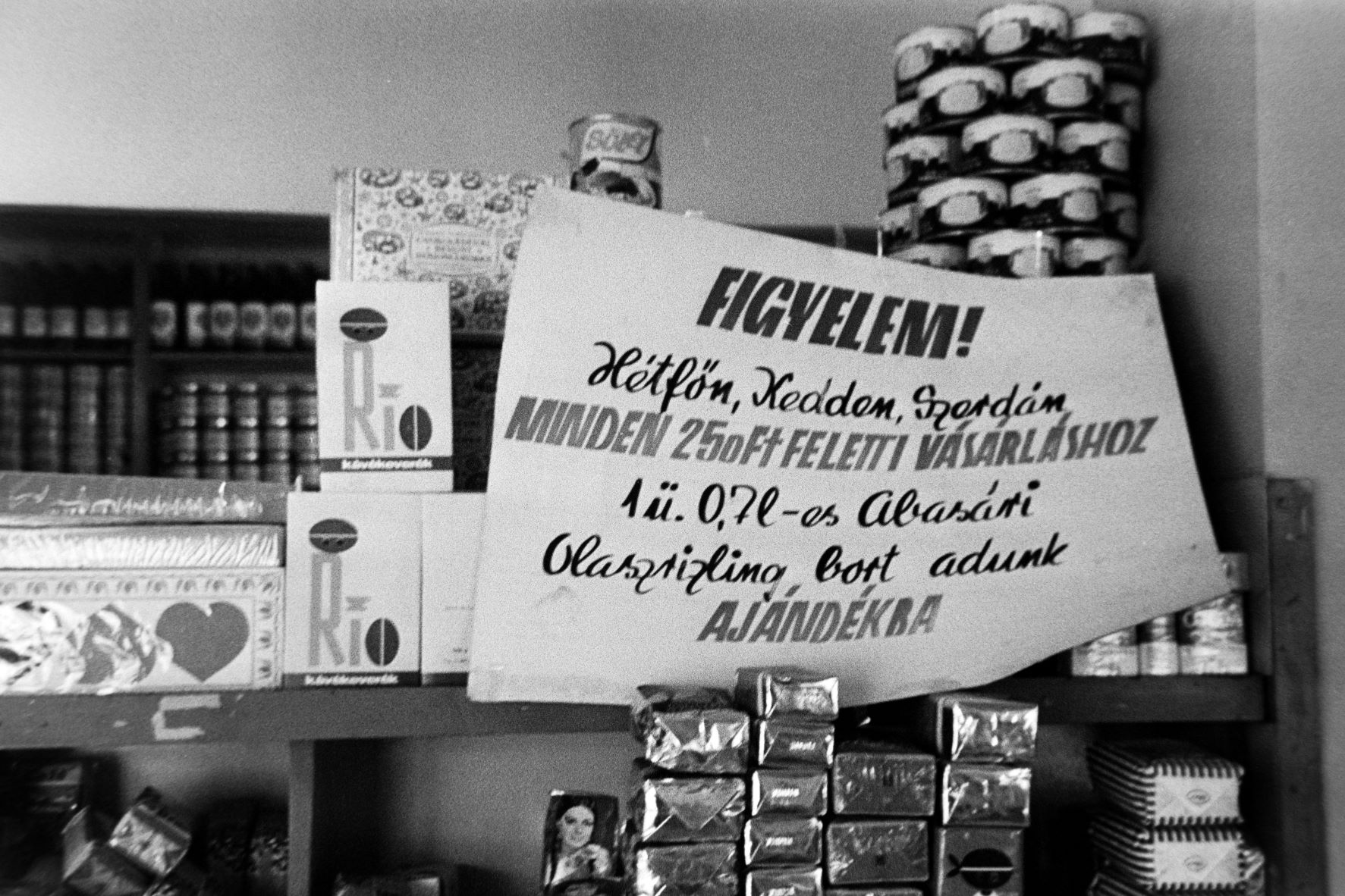 Akciós felirat egy élelmiszerboltban 1972-ben.