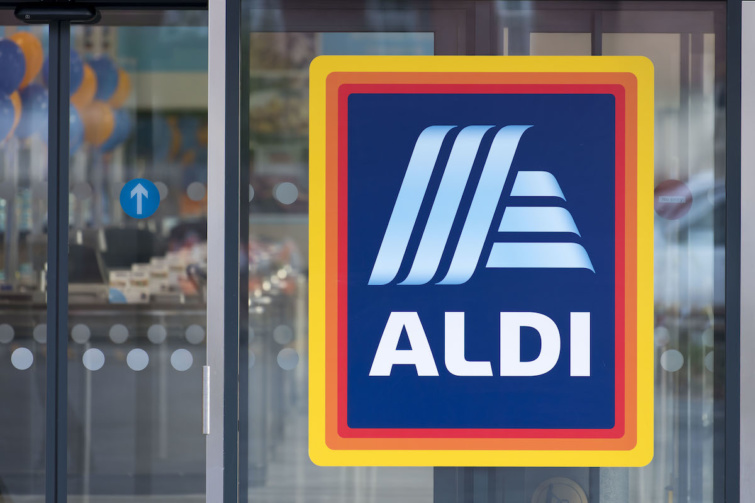 Aldi áruház üzletének oldalán egy Aldi logo