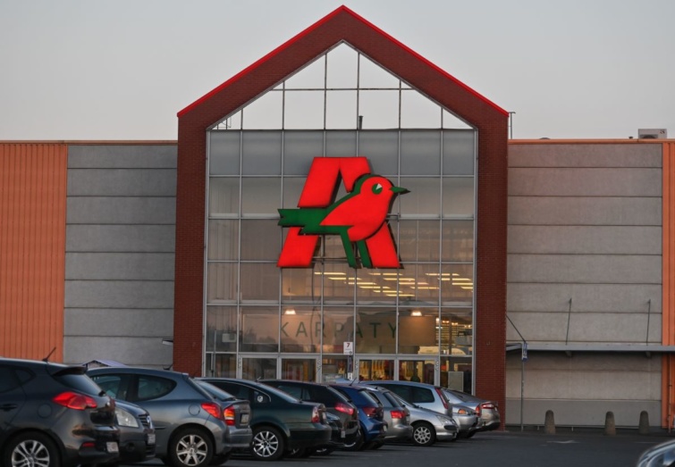 Az Auchan egyik áruháza és a logója