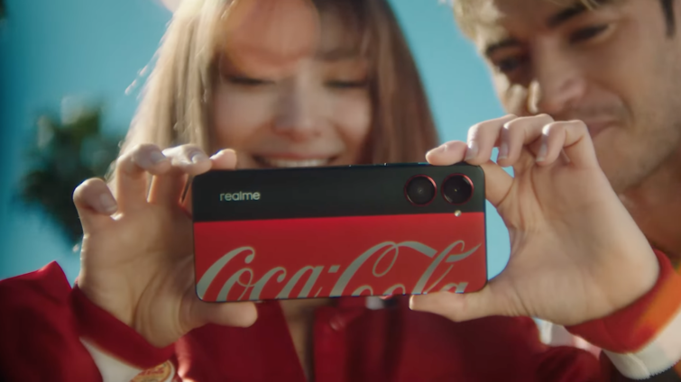 Fiatal lány tartja a kezében a Coca Cola telefont