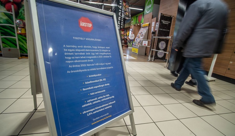 Az élelmiszerárstopról tájékoztató tábla a fővárosi Corvin Plazában található Príma üzlet bejáratában 2022. február 1-jén.