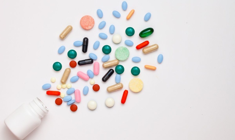 Különböző színű tabletták kiborítva a dobozból.
