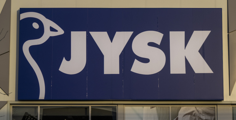 A JSYK egyik áruházán lévő cégér