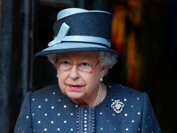 II. Erzsébet a Cullivan V névre hallgató gyémánttal a ruháján
