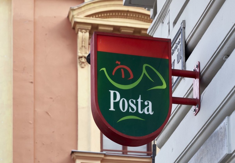 A Magyar Posta Zrt. céglogója a Budapest 65-ös hivatalánál a főváros VI. kerületében, az Andrássy úton.