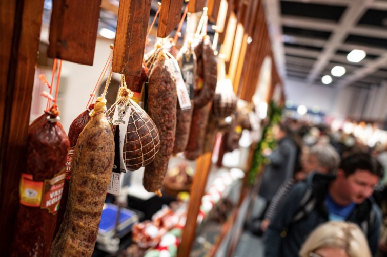 Magyar hústermékek lógnak az egyik vásárban