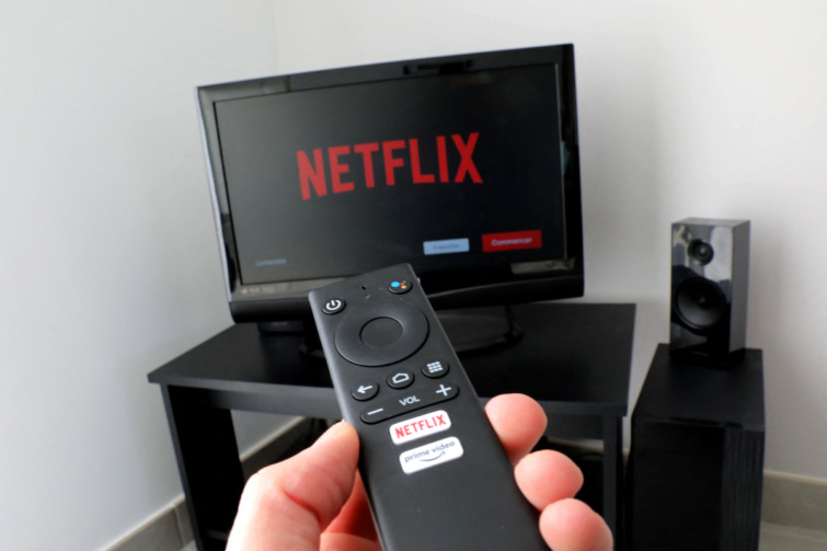 Netflix egy tévén Startlap Vásárlás Valaki elindítja a távirányító segítségével a tévékészüléken a Netflixet