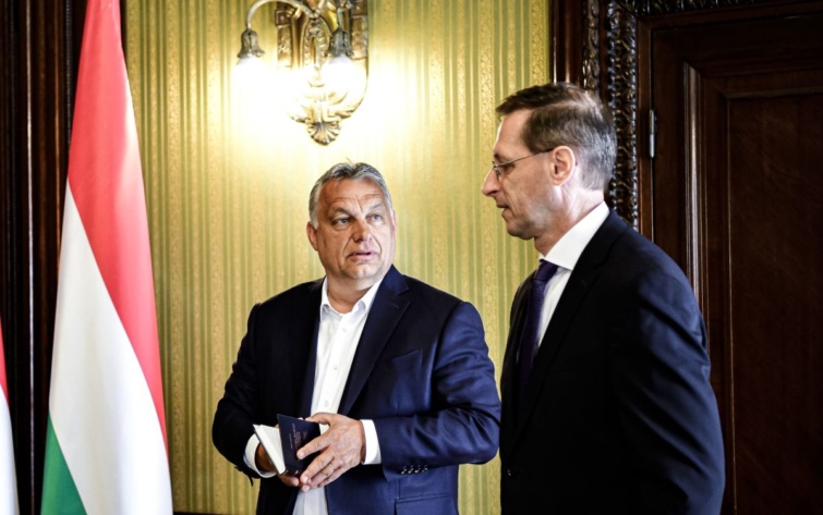 Orbán Viktor Varga Mihály társaságában.