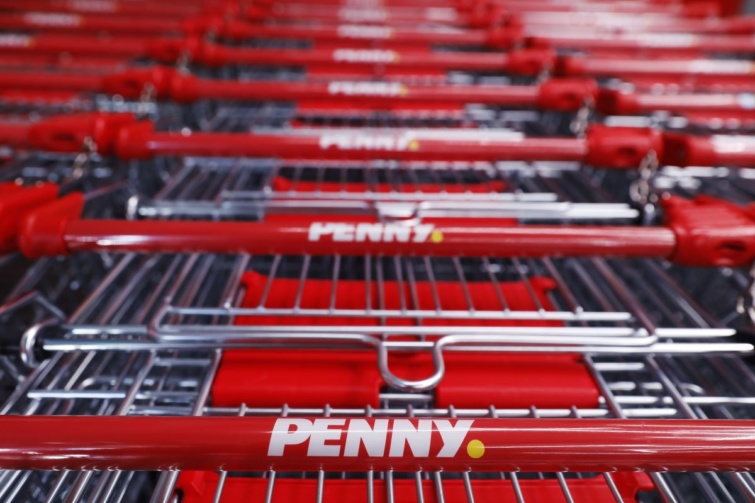 A Penny Market logóval ellátott beveásárlókocsik