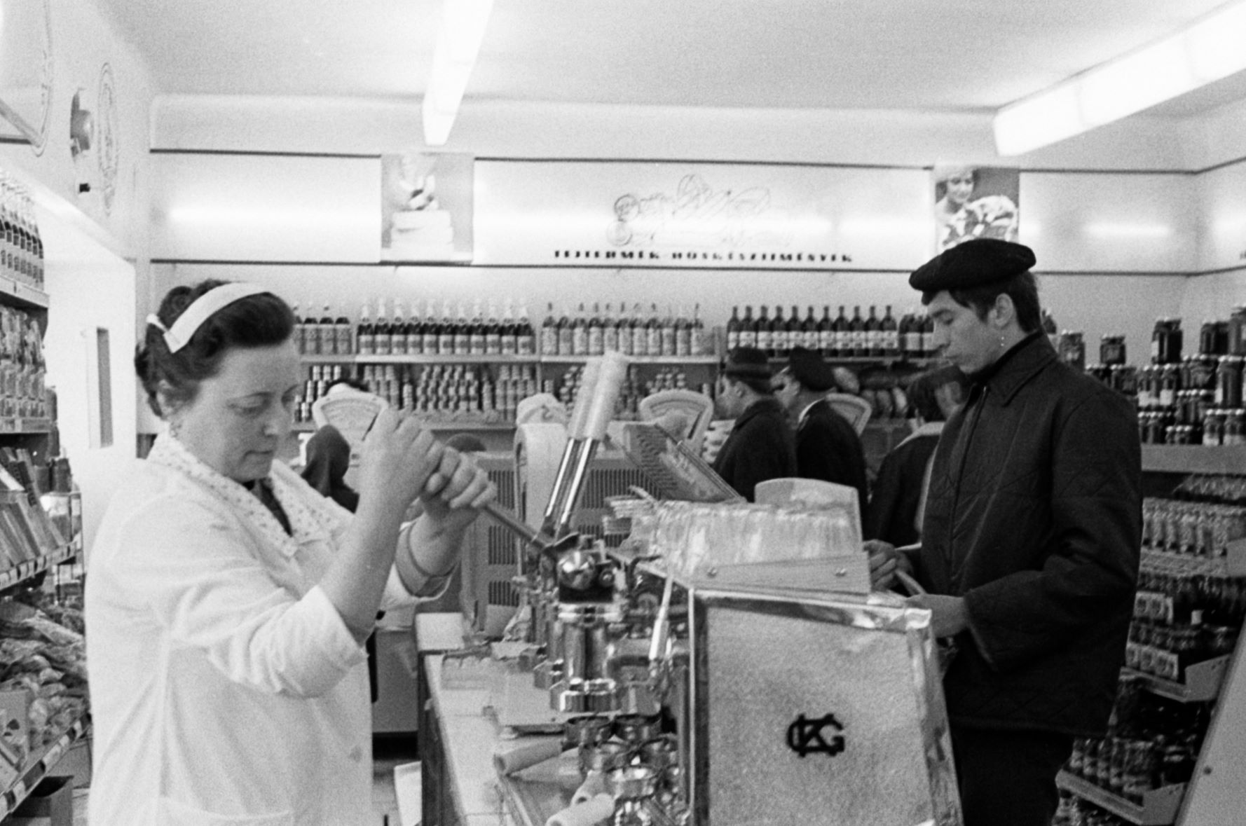 Presszógép a főtéri önkiszolgáló boltban Monoron, 1970-ben