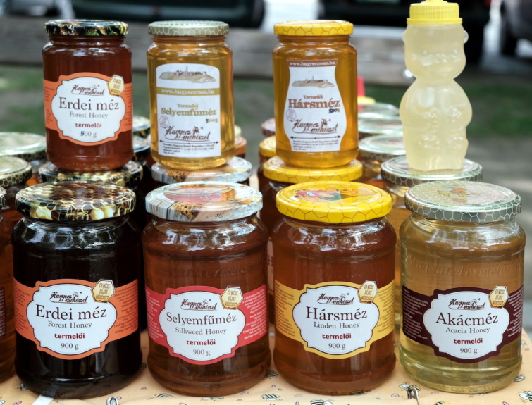 Mézkínálat egy standon a nagymarosi termelői és kézműves piacon, a Főtéren