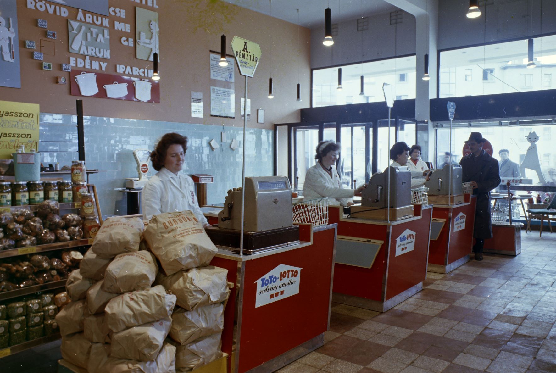 Eladók a váci ABC áruházban, 1963-ban