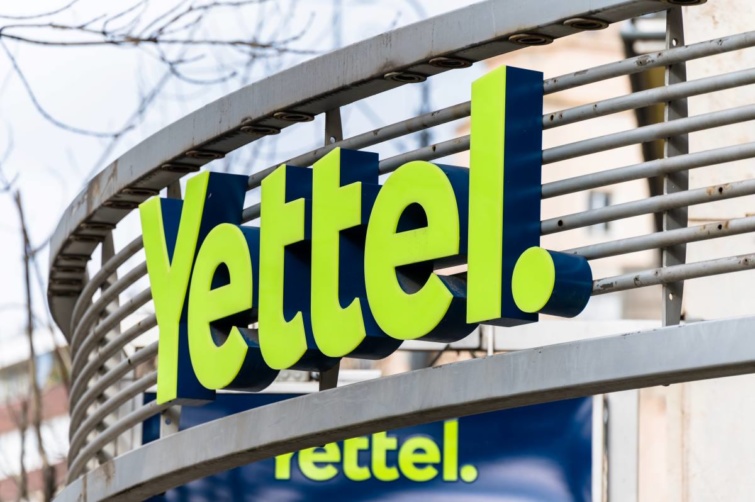 A Yettel Magyarország második legnagyobb mobilszolgáltatójának cég felirata a főváros V. kerületében, a Károly körúton.