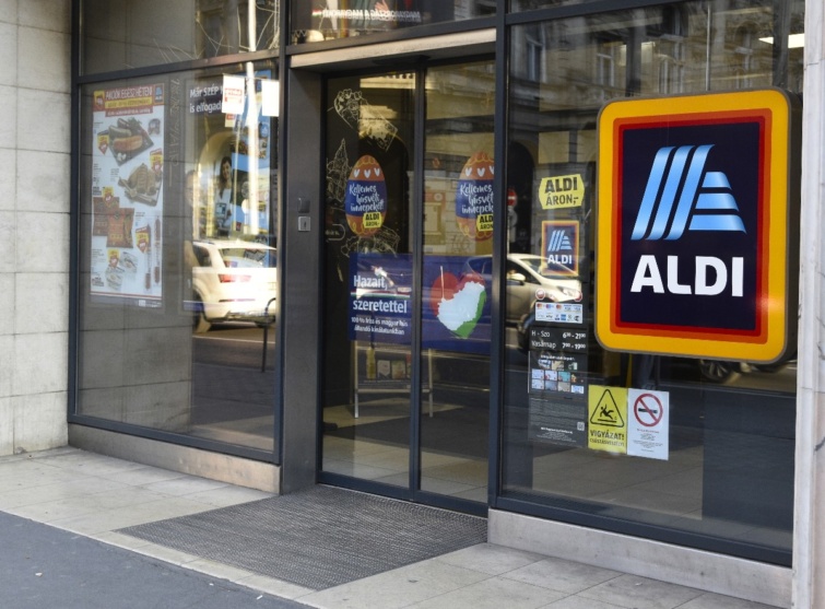Az ALDI élelmiszer kiskereskedelmi márka egyik üzlete a fővárosban, a belvárosi Kossuth Lajos utca 13. szám alatt.