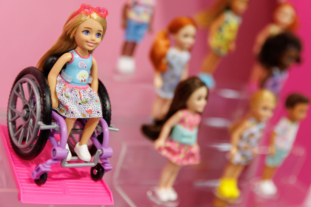Kerekesszékes Barbie egy kiállításon
