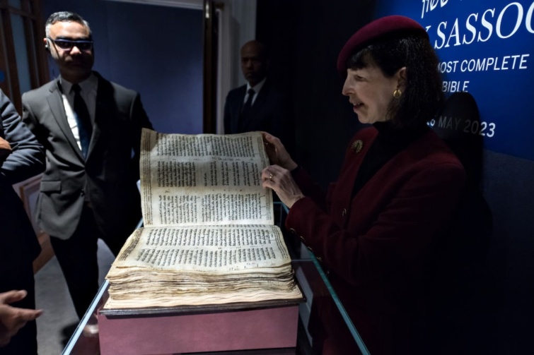 Elárverezése előtt kiállítják a világ legrégebbi ismert Bibliáját Tel-Avivban