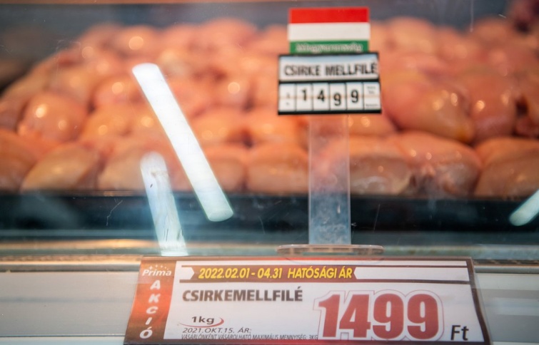 Hatósági áras csirkemell a fővárosi Corvin Plazában található Príma üzletben 2022. február 1-jén.