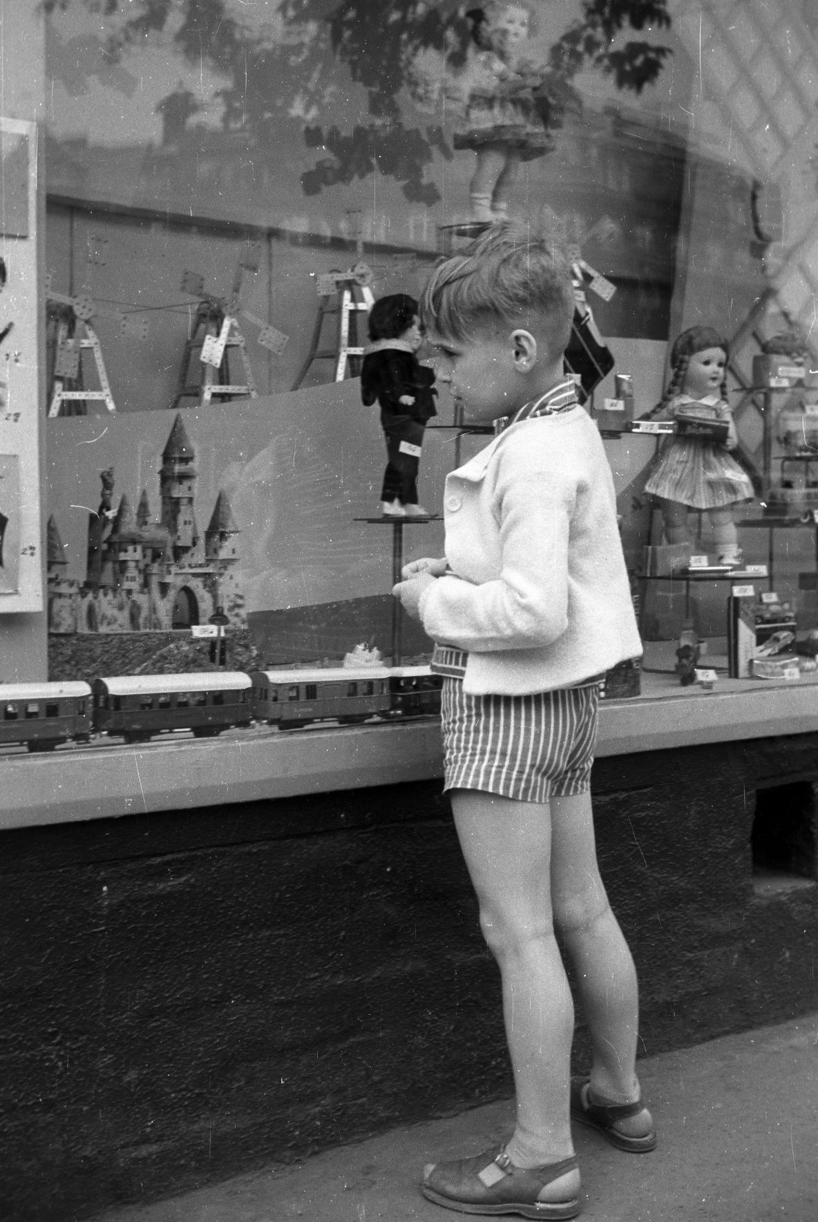 Egy kisfiú a Kálvin tér 6., játékbolt kirakata előtt 1960-ban