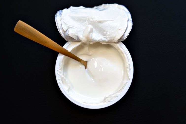 Joghurt műanyag flakonban, kanállal