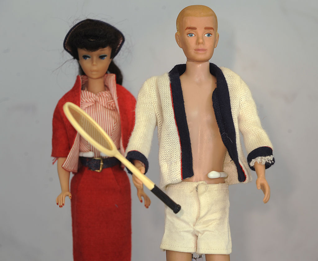 Az egyik első Ken baba, mellette Barbie a hatvanas évek elejéről
