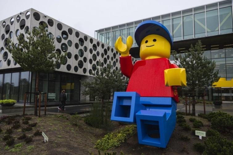 Lego campus előtt egy hatalmas, jellegzetes figura