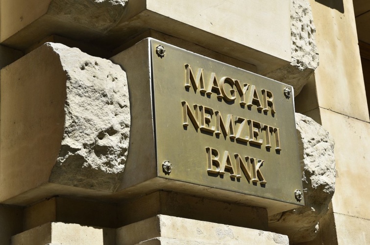 A Magyar Nemzeti Bank cégtáblája az épület bejárati kapuja mellett a főváros V. kerületében a Szabadság tér 8-9. szám alatt.