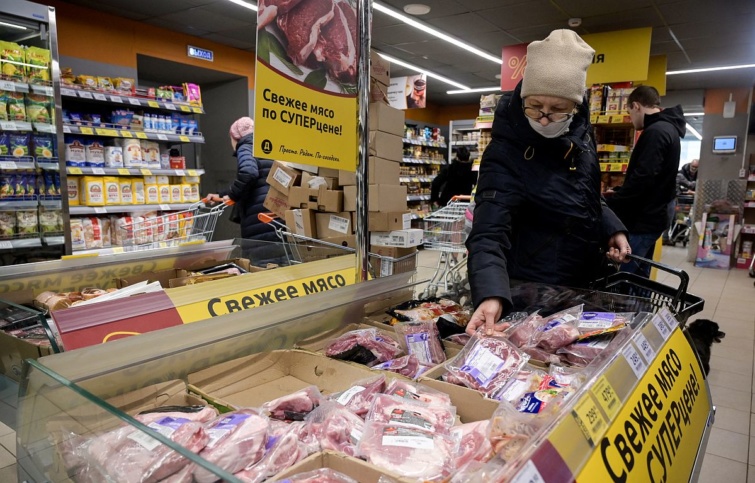 Vásárlók egy oroszországi szupermarketban.